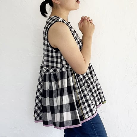 大人可愛い黒×白ギンガムチェックのノースリーブチュニック