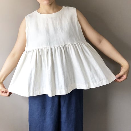 味わい深い生成色リネンのノースリーブギャザーブラウス