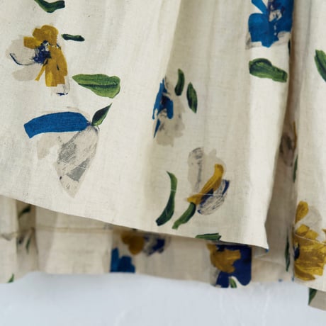 上品でシックな水彩花柄のノースリーブギャザーブラウス