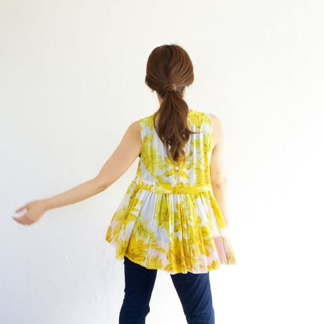 眩しい光に溶けそうなイエローの花柄ノースリーブチュニック