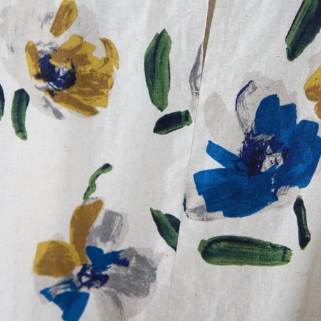 上品でシックな水彩花柄のノースリーブギャザーブラウス