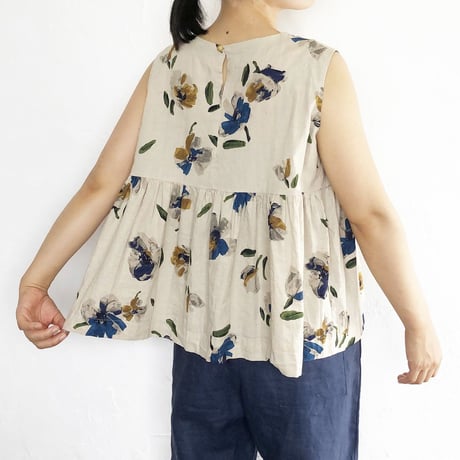 上品でシックな水彩花柄のノースリーブギャザーブラウス