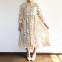 乙女心ときめく生成色花柄レースのギャザーワンピース