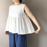 味わい深い生成色リネンのノースリーブギャザーブラウス