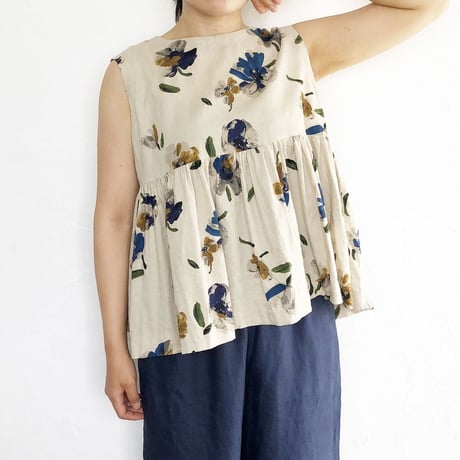 上品でシックな水彩花柄のノースリーブギャザーブラウス