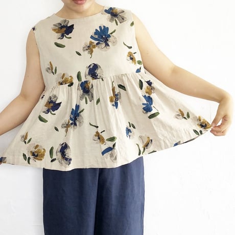 上品でシックな水彩花柄のノースリーブギャザーブラウス