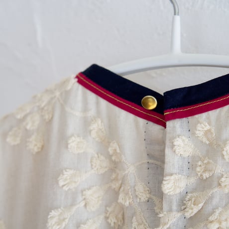 生成刺繍と紺の華やかなジョイントワンピース