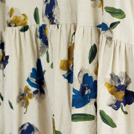 上品でシックな水彩花柄のノースリーブギャザーブラウス