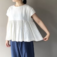味わい深い生成色リネンの半袖ギャザーブラウス