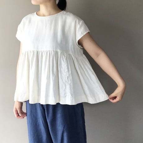 味わい深い生成色リネンの半袖ギャザーブラウス