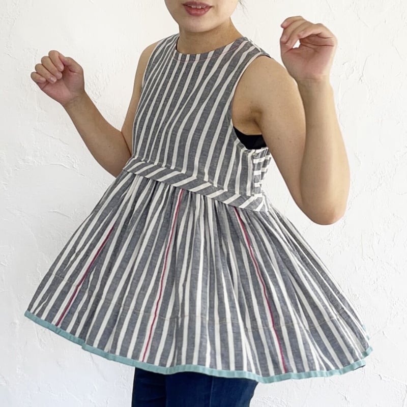 夕陽と波の音が聞こえる白×グレーストライプのノースリーブチュニック