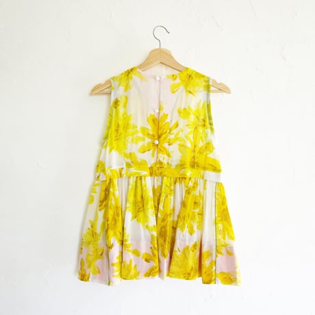 眩しい光に溶けそうなイエローの花柄ノースリーブチュニック