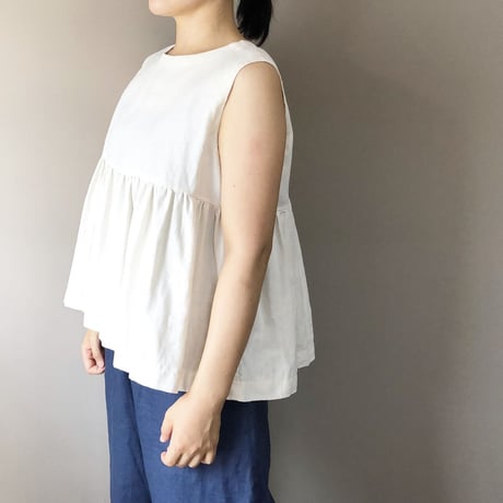 味わい深い生成色リネンのノースリーブギャザーブラウス