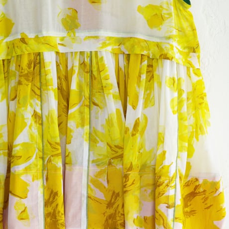 眩しい光に溶けそうなイエローの花柄ノースリーブチュニック