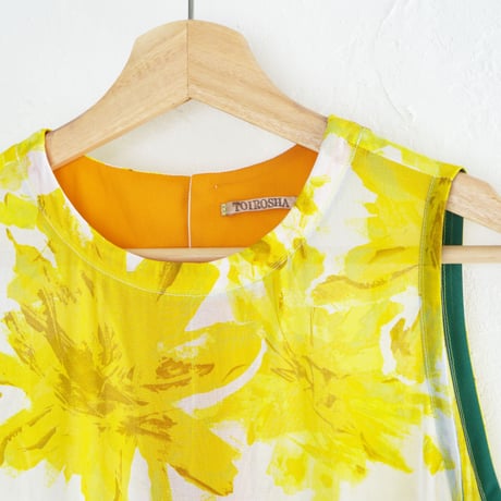 眩しい光に溶けそうなイエローの花柄ノースリーブチュニック