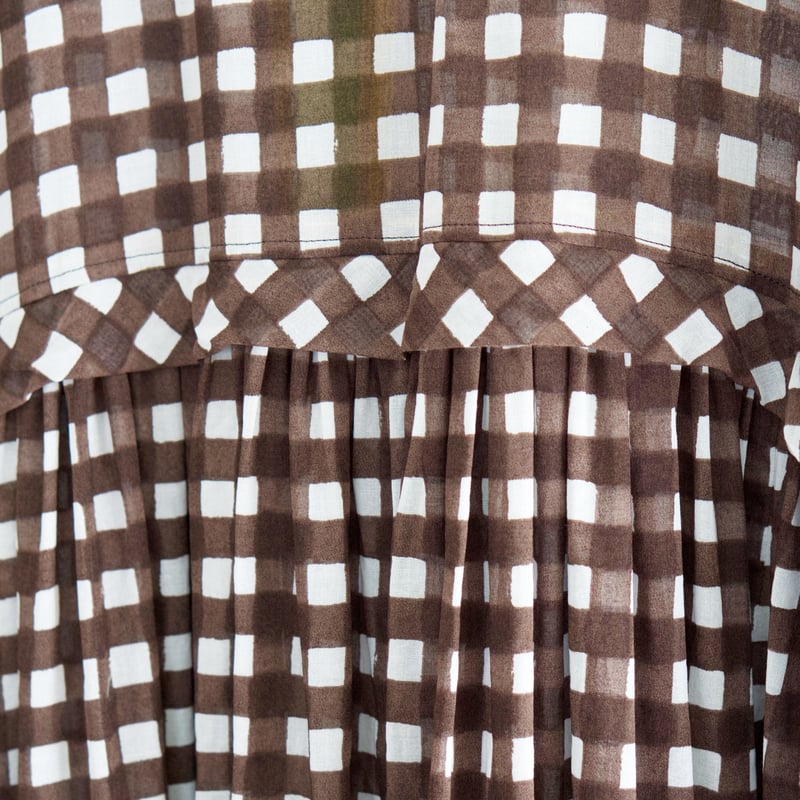 茶色ギンガムチェックの大人かわいいギャザーワンピース | 十 色 社