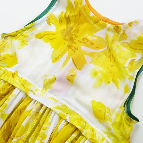 眩しい光に溶けそうなイエローの花柄ノースリーブチュニック