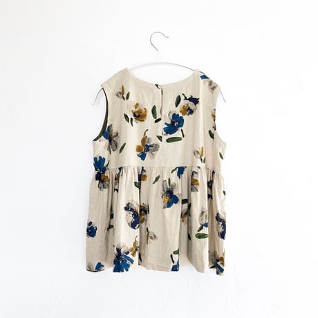 上品でシックな水彩花柄のノースリーブギャザーブラウス