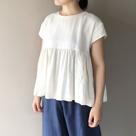 味わい深い生成色リネンの半袖ギャザーブラウス