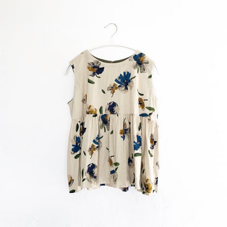 上品でシックな水彩花柄のノースリーブギャザーブラウス