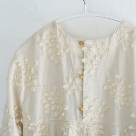 ふわふわ綿毛刺繍が可愛い生成色のたっぷりフレアブラウス