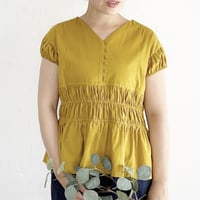 柔らかい黄色が素敵な2wayシャーリング半袖ブラウス