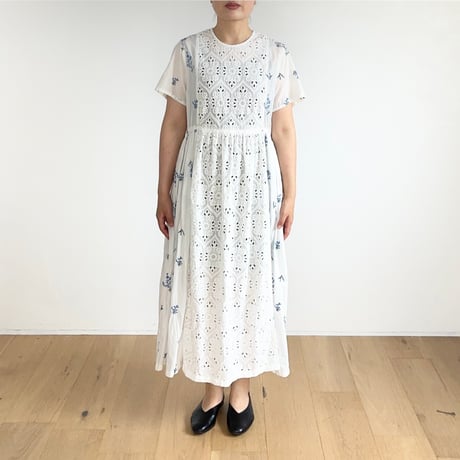 蒼い花 / 綿レースとインド花刺繍のパネルワンピース