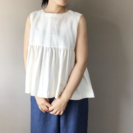 味わい深い生成色リネンのノースリーブギャザーブラウス