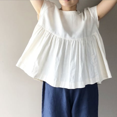 味わい深い生成色リネンの半袖ギャザーブラウス