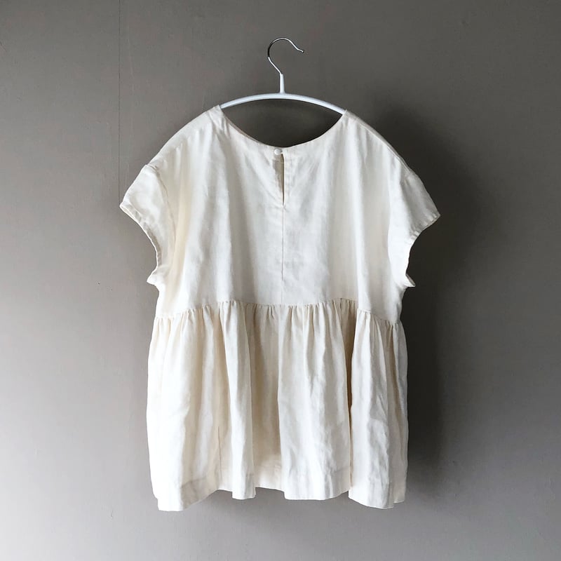 味わい深い生成色リネンの半袖ギャザーブラウス | 十 色 社