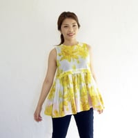 眩しい光に溶けそうなイエローの花柄ノースリーブチュニック