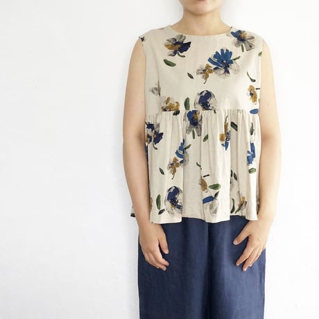 上品でシックな水彩花柄のノースリーブギャザーブラウス