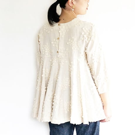 ふわふわ綿毛刺繍が可愛い生成色のたっぷりフレアブラウス