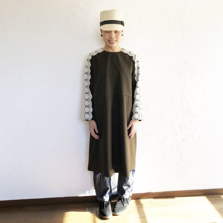 茶色に白いコットンレースが素敵なすっきりワンピース