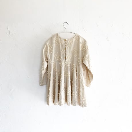 ふわふわ綿毛刺繍が可愛い生成色のたっぷりフレアブラウス