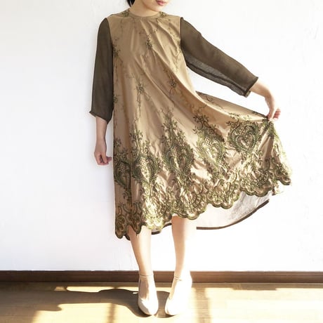 イタリア刺繍生地のシックで華やかなワンピースドレス