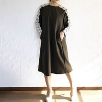 茶色に白いコットンレースが素敵なすっきりワンピース