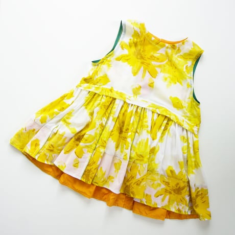 眩しい光に溶けそうなイエローの花柄ノースリーブチュニック