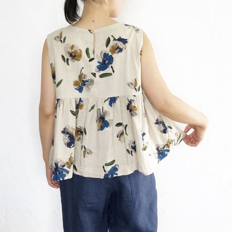 上品でシックな水彩花柄のノースリーブギャザーブラウス