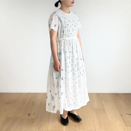 蒼い花 / 綿レースとインド花刺繍のパネルワンピース