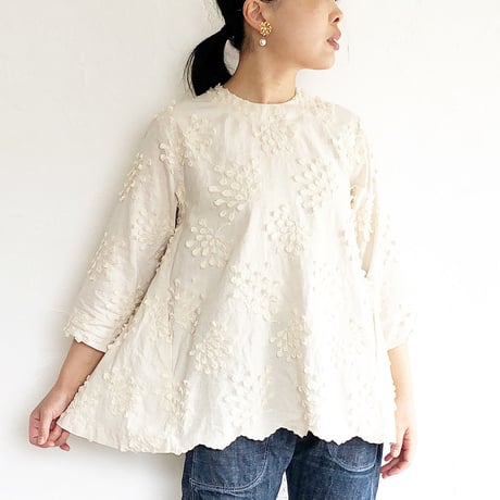 ふわふわ綿毛刺繍が可愛い生成色のたっぷりフレアブラウス