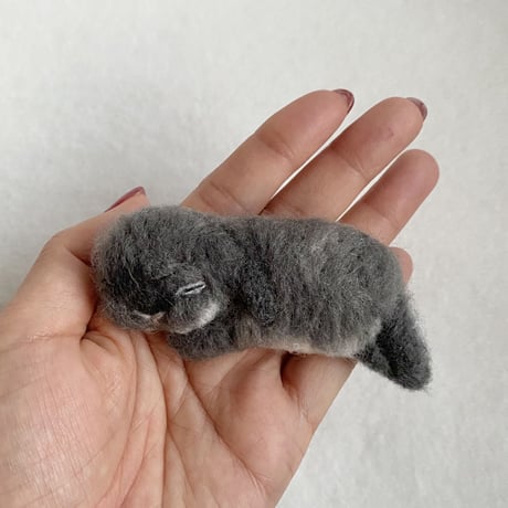 すやすや眠るロップさんブローチ⑥
