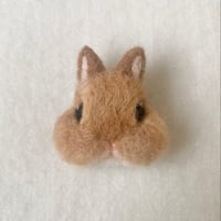 お顔ブローチ03