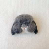 お顔ブローチ02