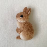 羊毛うさぎブローチ04
