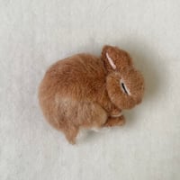 羊毛うさぎブローチ06