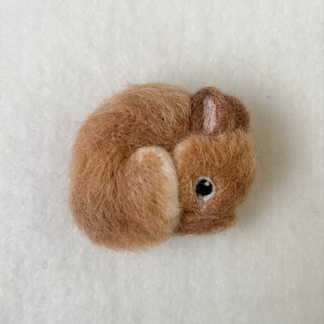 羊毛うさぎブローチ01