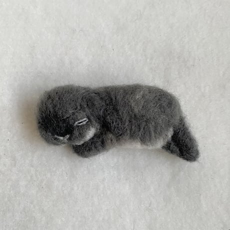 すやすや眠るロップさんブローチ⑥