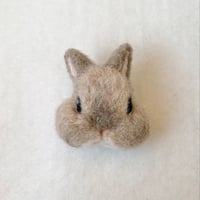 お顔ブローチ05