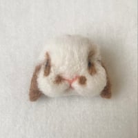 お顔ブローチ11